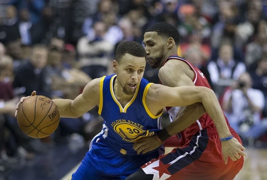 Stephen Curry of the Golden State Warriors against Garrett Temple of theWashington Wizards.